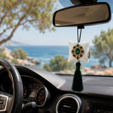 Colgante decorativo Esmeralda de Marbella en el interior de un coche.