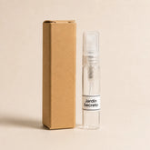 Jardín Secreto fragancia textil 5 ml de SimLi en frasco de vidrio junto a su caja kraft