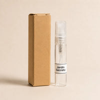 Jardín Secreto fragancia textil 5 ml de SimLi en frasco de vidrio junto a su caja kraft