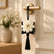 Jazmín de Moraira colgado en el pomo de una puerta, colgante decorativo artesanal SimLi con flor blanca, cojín de terciopelo negro y borla textil.