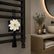 Jazmín de Moraira, decoración textil artesanal SimLi colgada en un toallero de baño para decorar el hogar