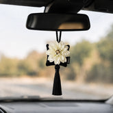 Jazmín de Moraira colgado del soporte del espejo retrovisor del coche, colgante decorativo artesanal SimLi con flor blanca, cojín negro y borla textil.