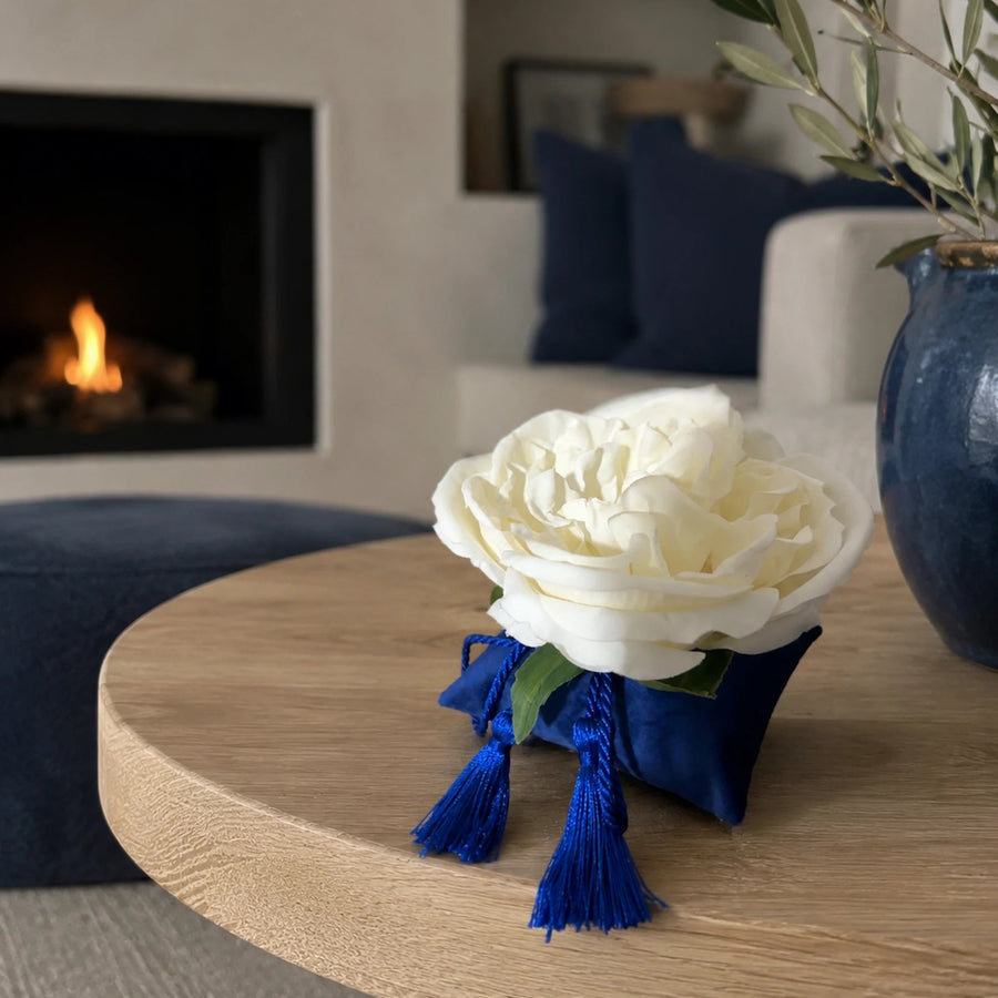Decoración textil Perla de Cádiz sobre una mesa de madera en un ambiente mediterráneo.