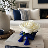 Perla de Cádiz elaborada a mano con flor blanca y terciopelo azul.