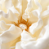 Detalle de la flor blanca con perla central de la decoración textil Perla de Cádiz.