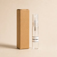 Sueño Blanco fragancia textil 5 ml de SimLi en frasco de vidrio junto a su caja kraft