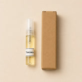 Toscana fragancia textil 5 ml de SimLi Atelier junto a su caja kraft