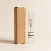 Toscana fragancia textil 5 ml de SimLi Atelier en frasco de vidrio con tapón transparente junto a su caja kraft