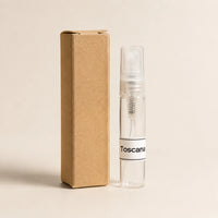 Toscana fragancia textil 5 ml de SimLi Atelier en frasco de vidrio con tapón transparente junto a su caja kraft