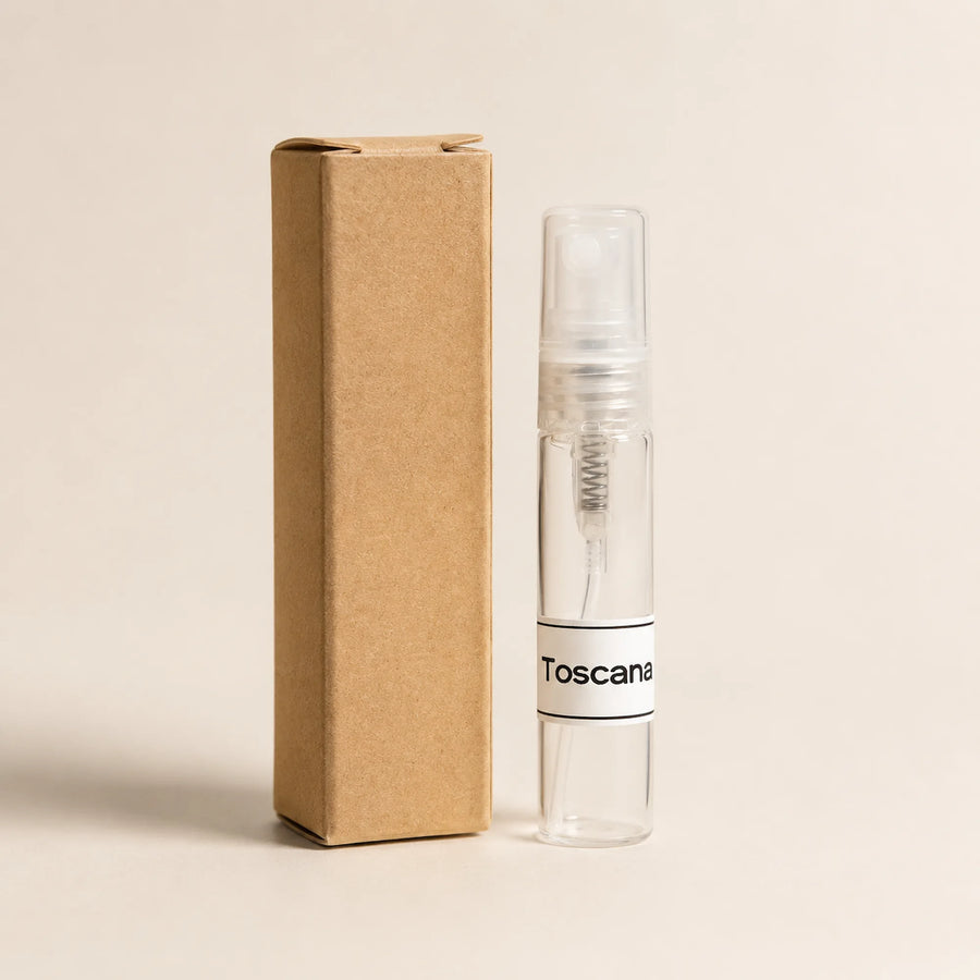 Toscana fragancia textil 5 ml de SimLi Atelier en frasco de vidrio con tapón transparente junto a su caja kraft
