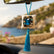 Zafiro de Ibiza colgado del espejo retrovisor de un coche, colgante decorativo artesanal de terciopelo con cristal azul y borla turquesa de SimLi Atelier.