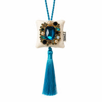 Colgante decorativo textil Zafiro de Ibiza de SimLi Atelier con cristal azul sobre fondo blanco