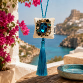 Colgante decorativo artesanal Zafiro de Ibiza de SimLi sobre una terraza mediterránea con vistas al mar.