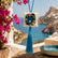 Colgante decorativo artesanal Zafiro de Ibiza de SimLi sobre una terraza mediterránea con vistas al mar.